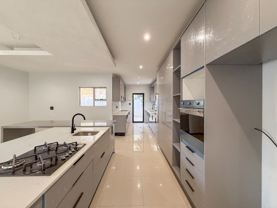 5 Bedroom Property for Sale in Melodie North West